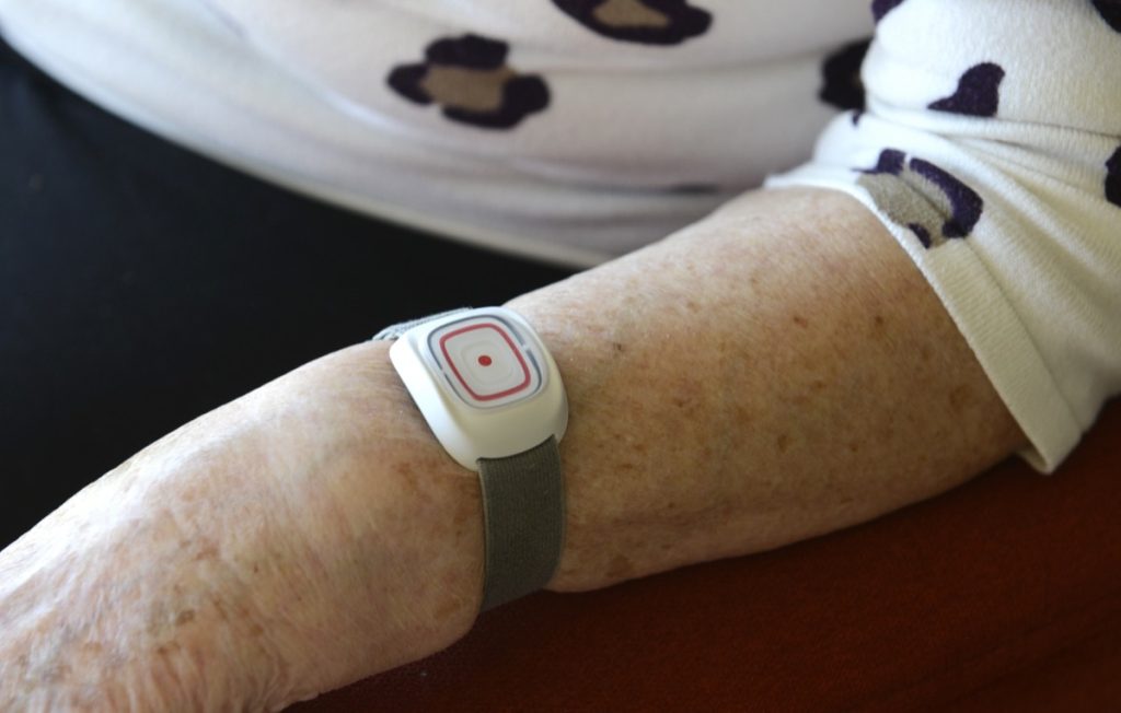 Hausnotruf-Armband am Handgelenk einer Kundin