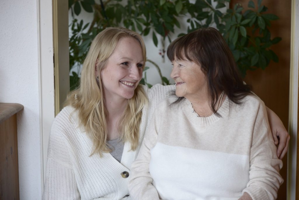 Marina Milz und Kundin lachen sich herzlich an – menschliche Nähe im Pflegeteam am See